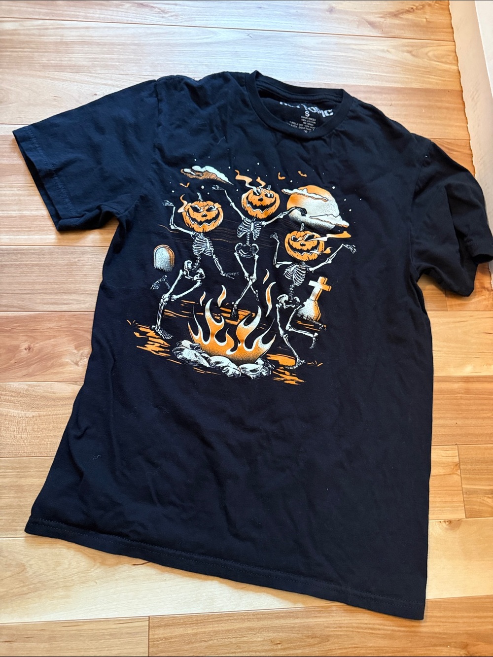 Hot Topic Black Tee with Orange Pumpkin-Head Skeletons